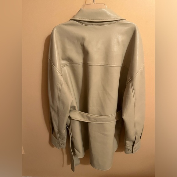 LAST CHANCE | Aritzia Babaton Ava Vegan Leather Shirt Jacket in Sand White - Picture 6 of 8
